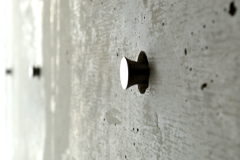 コンクリート打ち放し壁面をアートする。Wall Hookシリーズ新